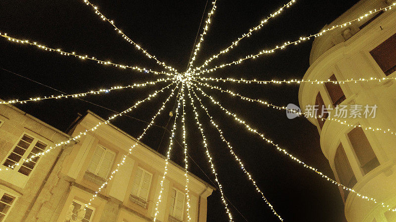 西班牙加利西亚卢戈市广场上由光点组成的天篷。
