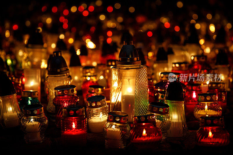 各种蜡烛在黑暗中发光的迷人景象，唤起了一种温暖和宁静的感觉