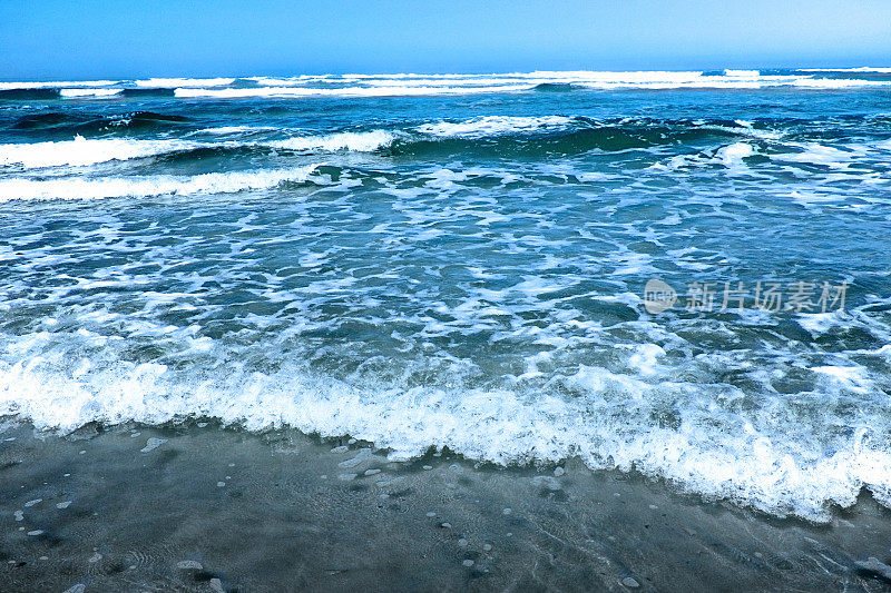 波涛从波涛汹涌的海面冲向海滩