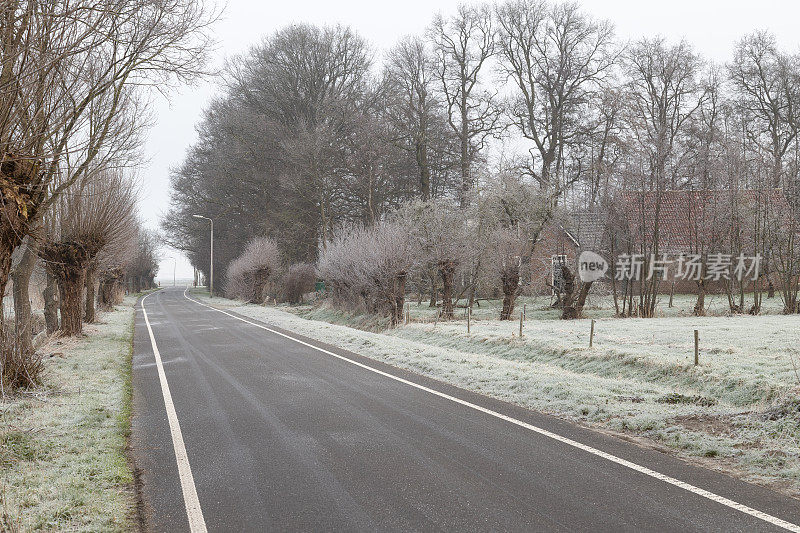 清晨的乡间小路上结着霜。