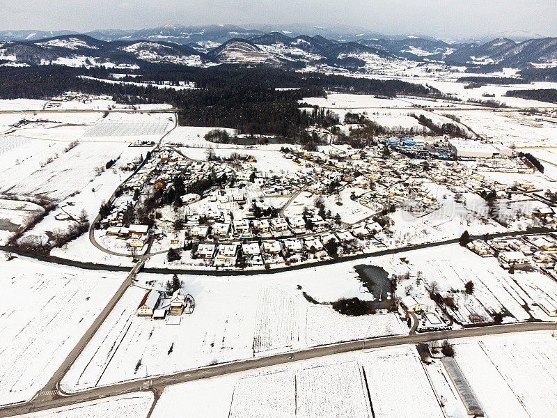 积雪覆盖的住宅区鸟瞰图