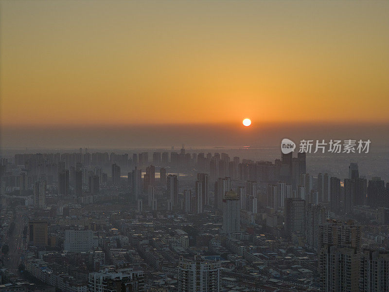 太阳照在现代城市和股票上的鸟瞰图