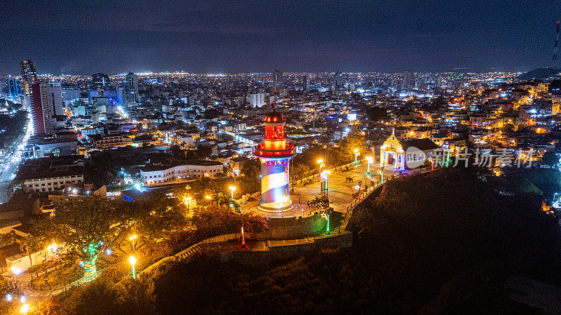 夜间无人机拍摄的圣安娜灯塔，瓜亚基尔，厄瓜多尔