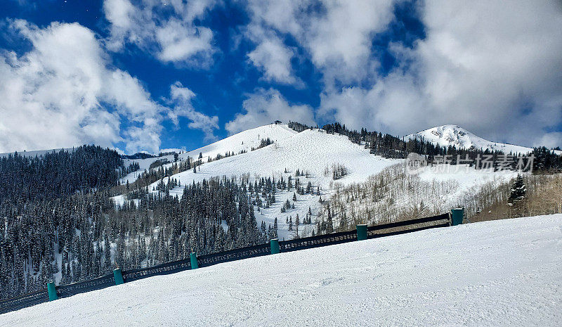 冬季滑雪运行视图,鹿山谷度假胜地,犹他州帕克城。