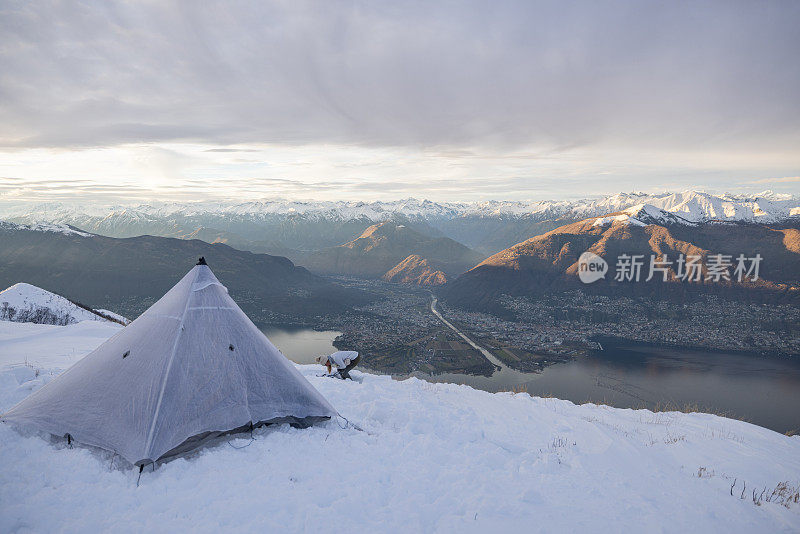 女登山运动员准备在雪中过冬