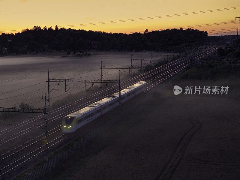 乘火车穿越风景的夜行