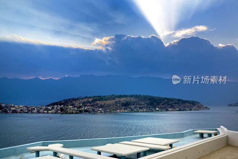 中国云南省大理洱海，云后的阳光。苍山在湖的另一边。