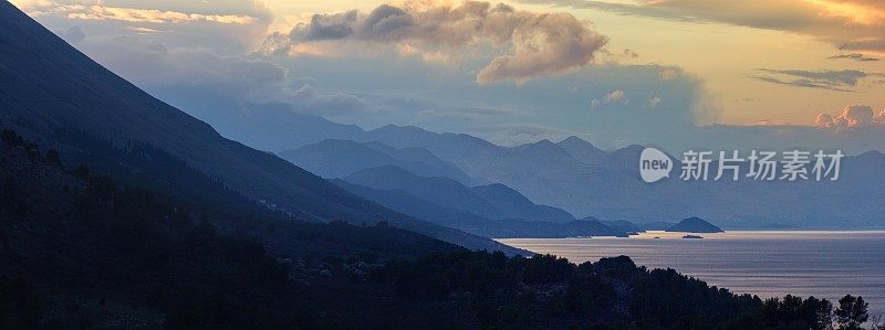 日落时从罗扎法城堡俯瞰斯卡达尔湖沿岸山脉的全景，Shkodër，阿尔巴尼亚。