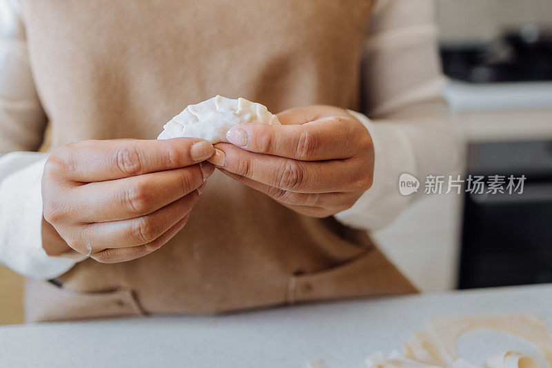 一个匿名的女人在厨房里准备健康的饭菜