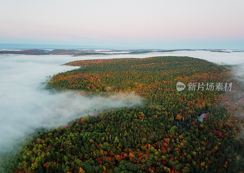 在一个多云的日出期间，空中无人机全景加拿大风景。