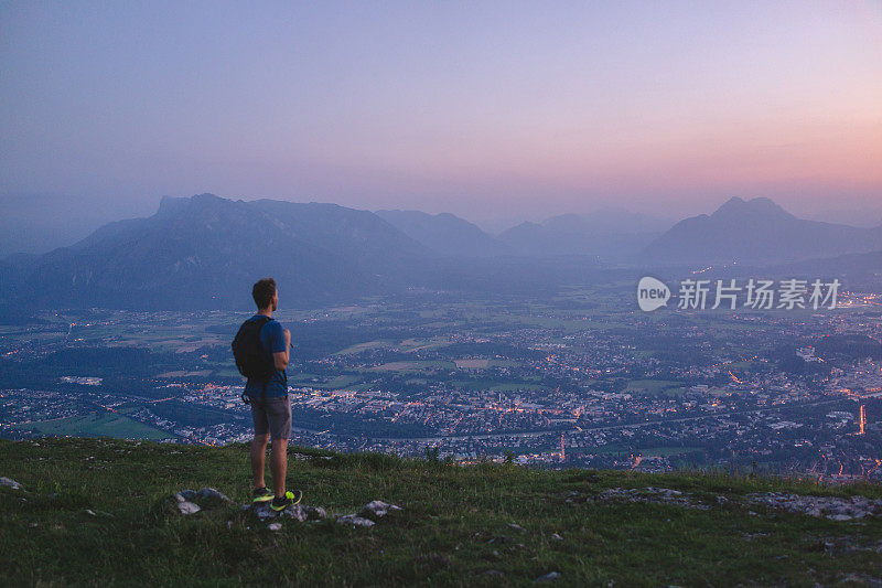 日出时，徒步旅行者在山脊上休息