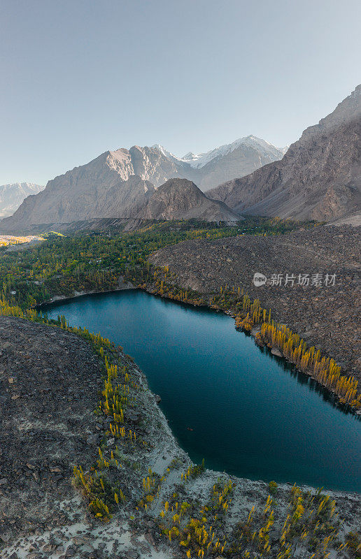 吉尔吉特-巴尔蒂斯坦上卡丘拉湖的风景鸟瞰图