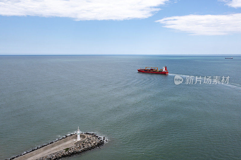 工业港口的鸟瞰图，在这里货物被运送到国内和国际的海运或海运货船上
