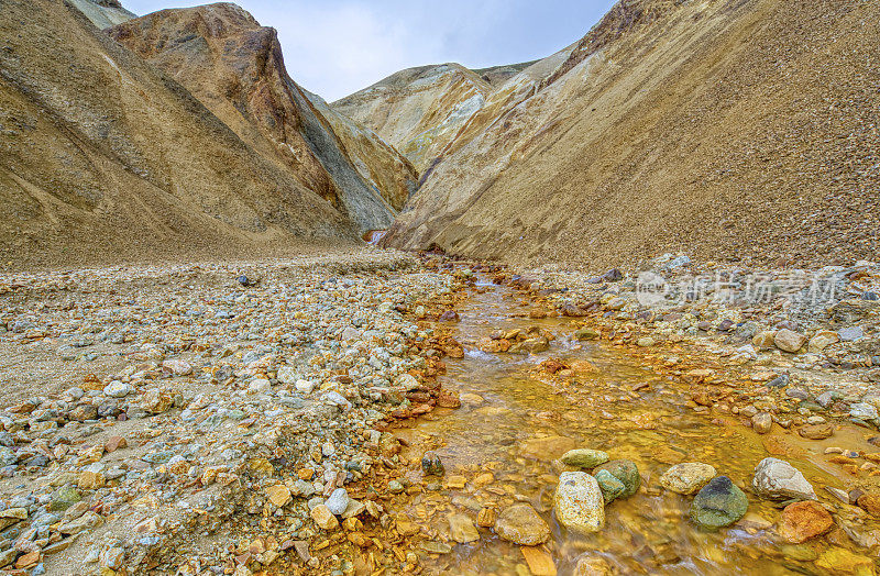 欧洲美丽独特的岛国冰岛的高地上的Landmannalaugar的令人叹为观止的彩色山丘