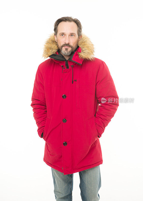 感觉温暖舒适。有胡子的男人穿着连帽夹克。一件时髦的冬衣使他免受寒冷。成熟的时装模特在寒冷天气的风格。老人冬季的行头