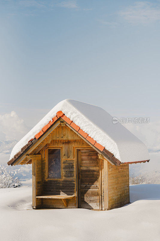 木屋上积雪很深