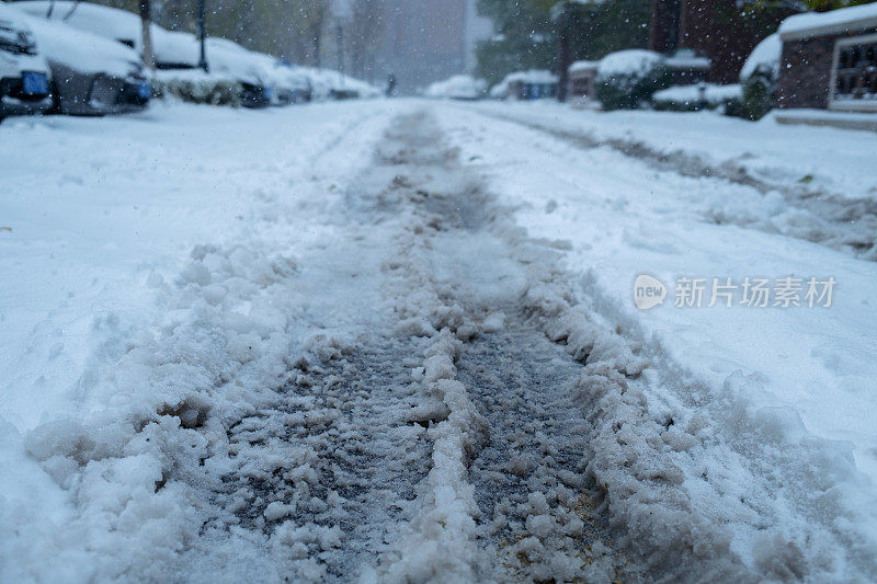 被雪覆盖的道路