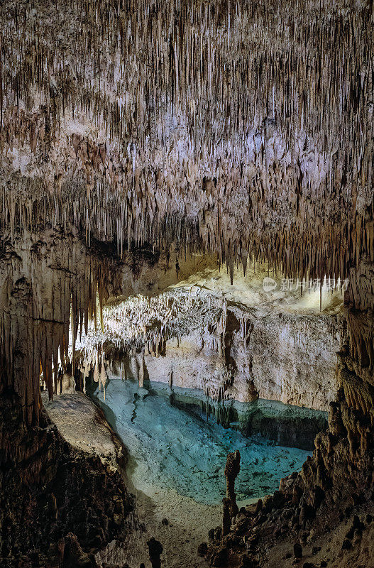 位于西班牙巴利阿里群岛的马略卡岛上的钟乳石洞。