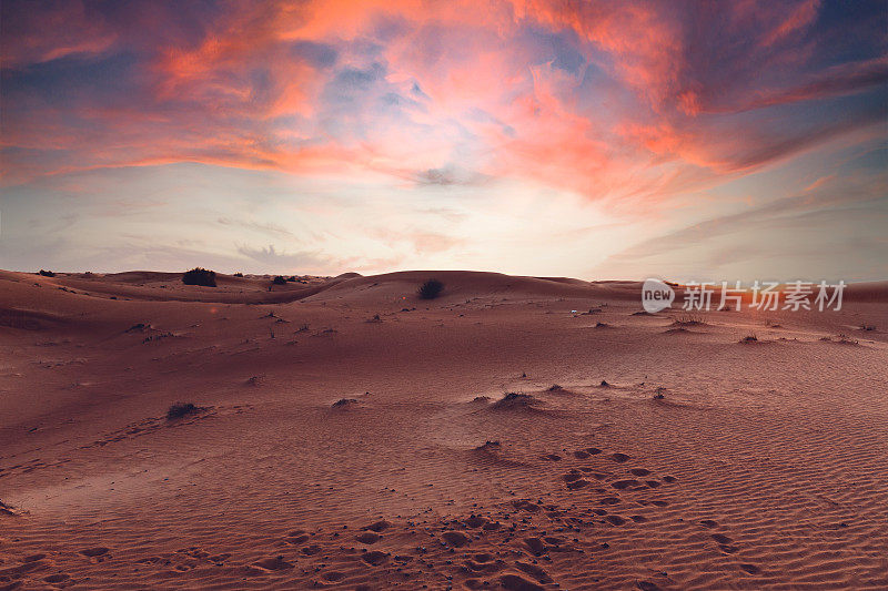 阿联酋日落时的沙漠