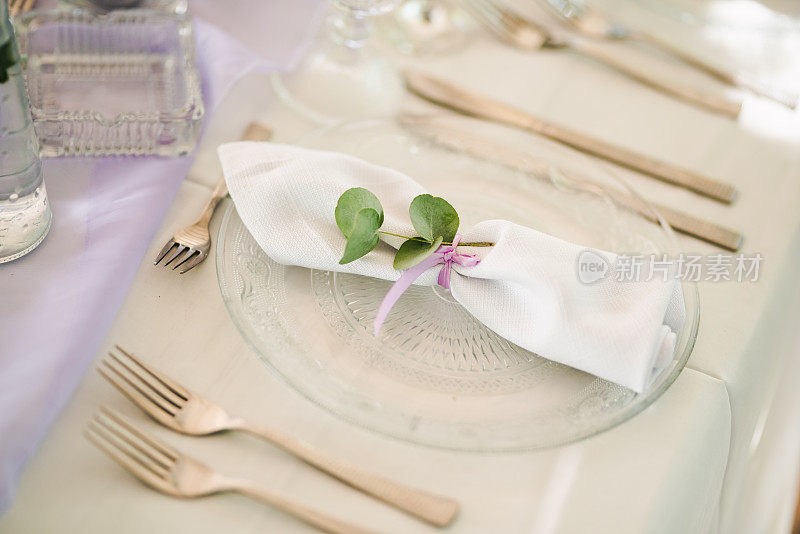 宴会或婚宴的餐桌布置