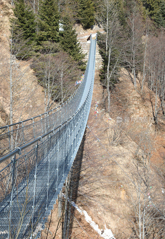 长悬索桥采用不锈钢，冬天无人搭桥