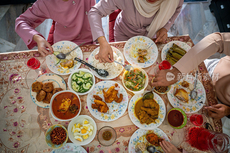 在开斋节庆祝期间，马来穆斯林家庭聚会和一起吃饭的桌面视图