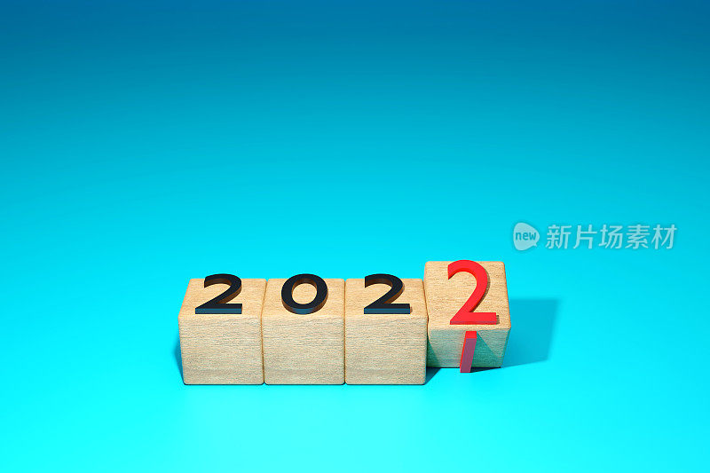 2022年新年概念。木方块翻转为2021年至2022年