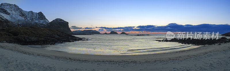 冬季挪威北部Vesteralen群岛Hovden海滩上的日落