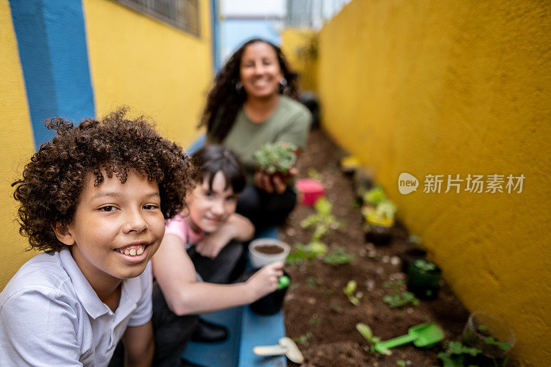 孩子们在学校花园里种植的照片