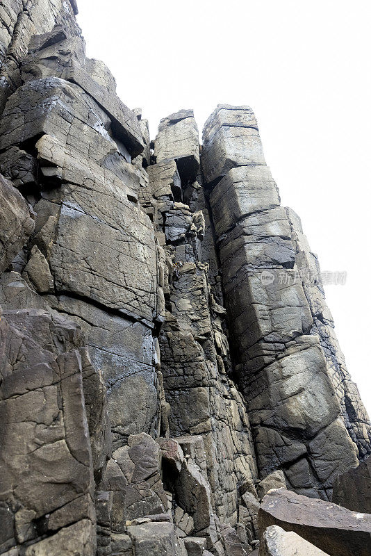 玄武岩火山柱，白色背景与复制空间