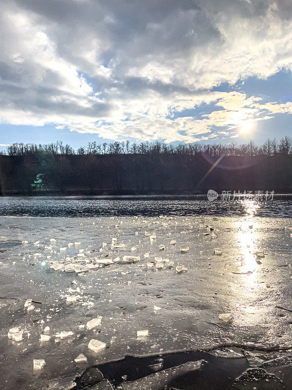 早春时节，河面上的冰融化了。