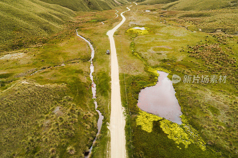 在草丛中俯视道路。