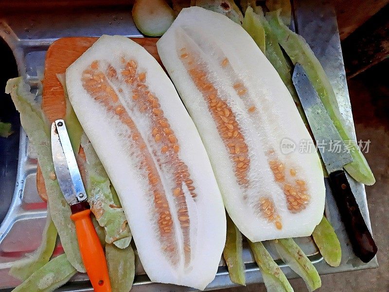 西葫芦削皮切块——西葫芦食品的制备。