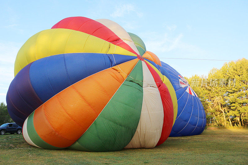 鲜艳多彩的热气球正在充气。