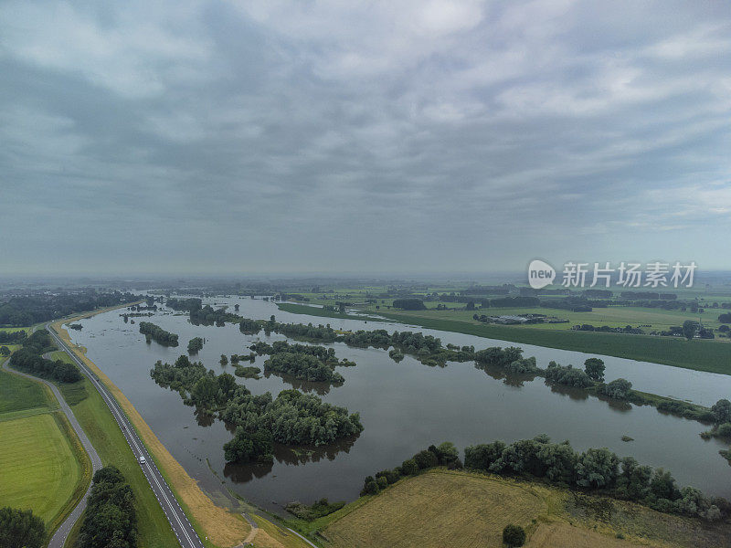 大雨过后，IJssel河泛滥的泛滥平原