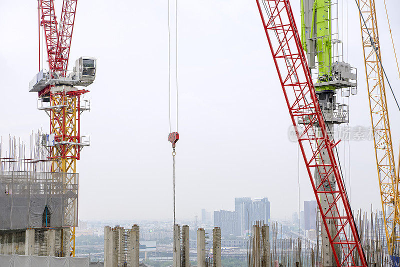 间隔拍摄的城市。视野高，建设高层建筑为前景。