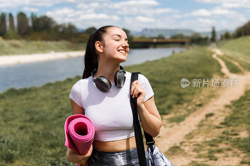 开朗的女孩锻炼后感觉很好