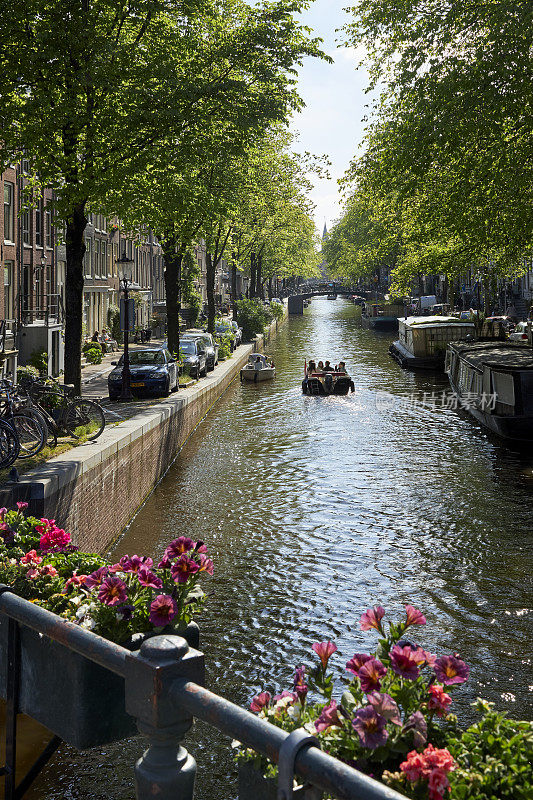 荷兰阿姆斯特丹运河狭窄的城市