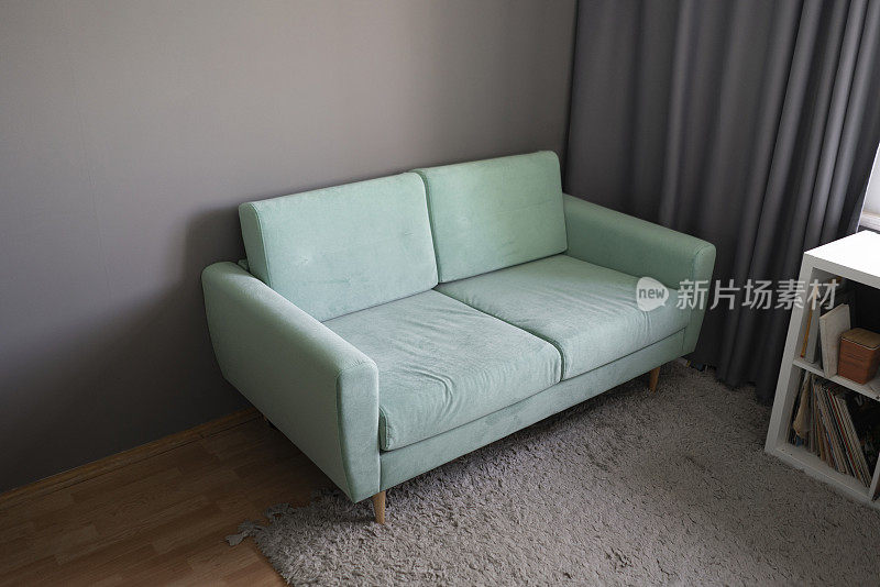 简单的浅灰色沙发沙发在家，极简公寓风格