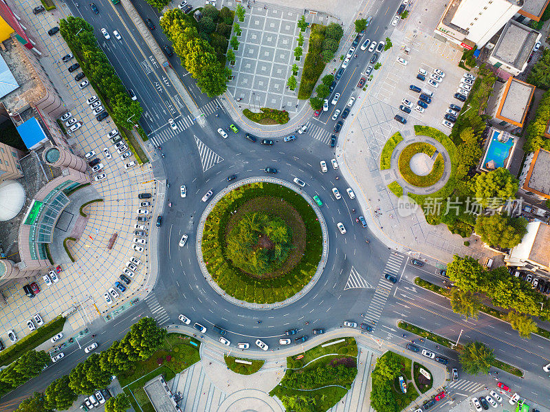 城市环形交通十字路口鸟瞰图