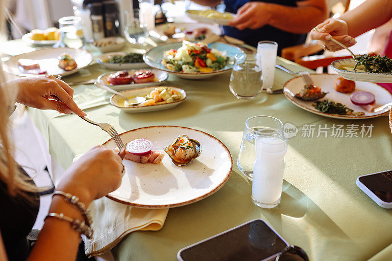 情侣们吃着新鲜沙拉和开胃菜的午餐