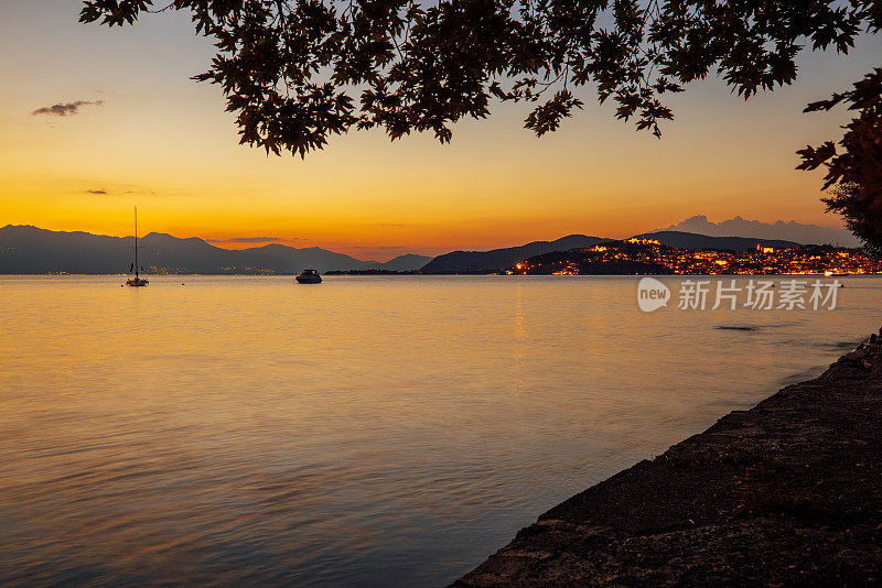 黄昏时分的海滨城市海景