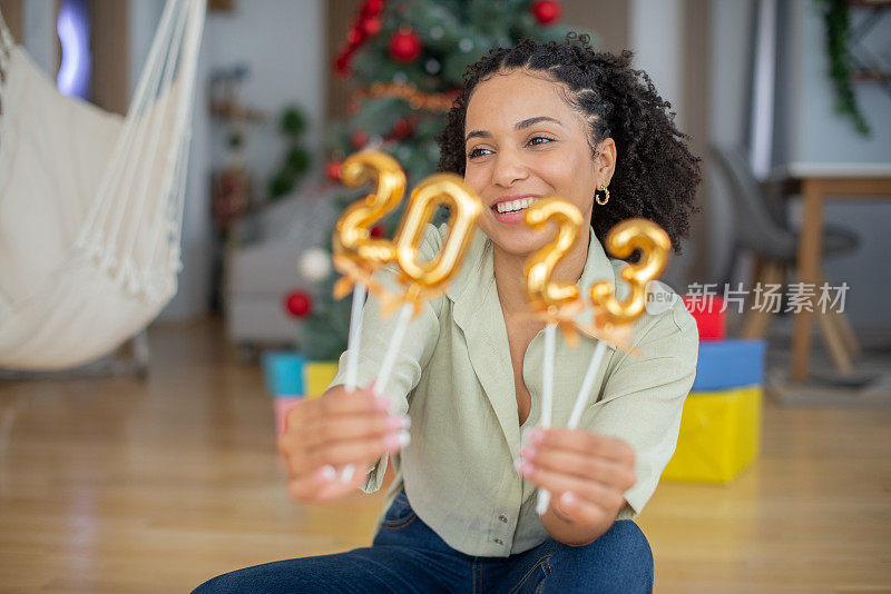 在家里庆祝平安夜的女人