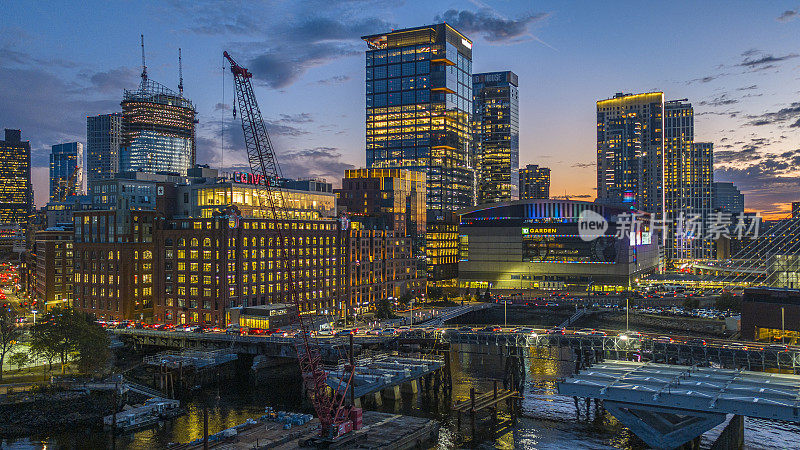 波士顿码头，在日落时分可以看到现代公寓和在建的新房子。