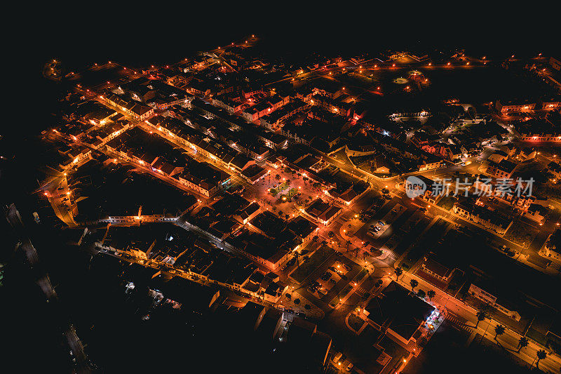 无人机在葡萄牙阿连特霍的波尔图科沃村的主要广场拍摄的天空视图。