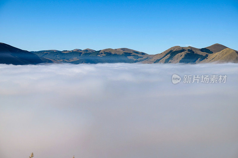 沉浸在云雾中的卡斯特鲁奇奥高地