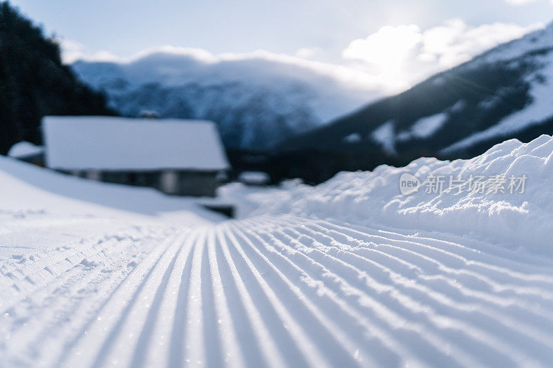 越野滑雪道的低角度视图