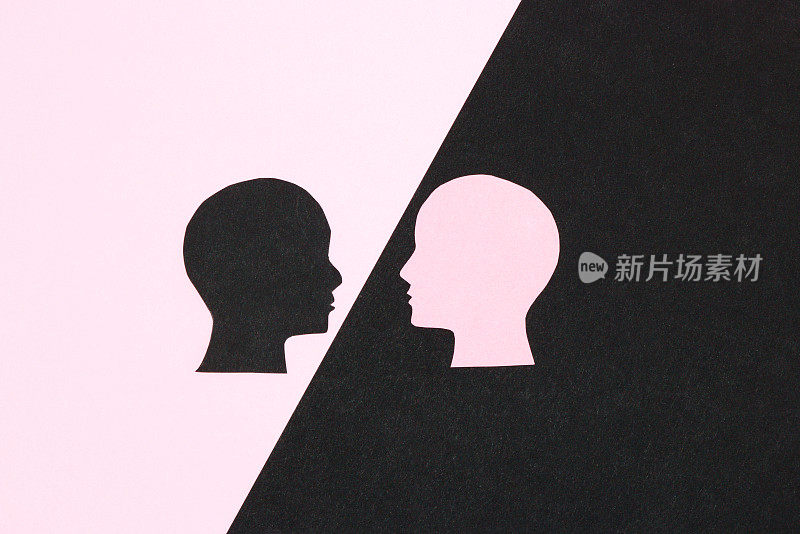 黑色和粉色的背景，黑色的头部上粉色的部分，看着粉色的头部和黑色的部分，商务沟通