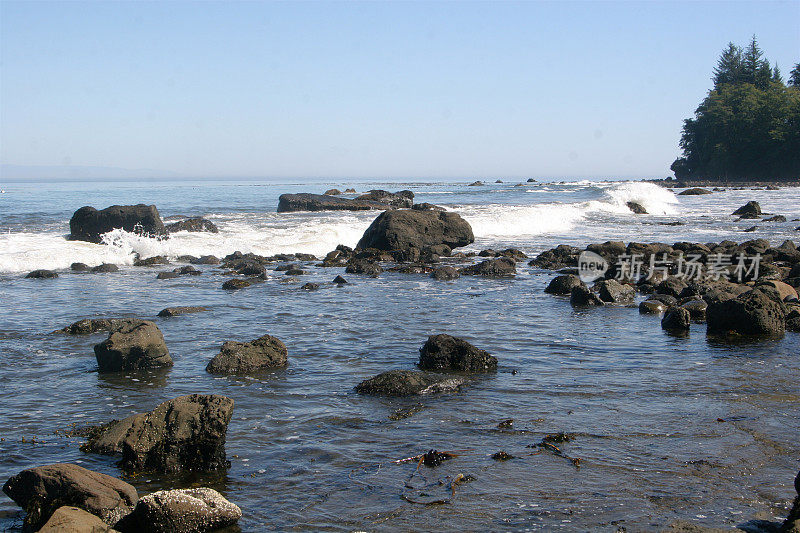 沿着胡安·德·富卡海峡崎岖的海岸线