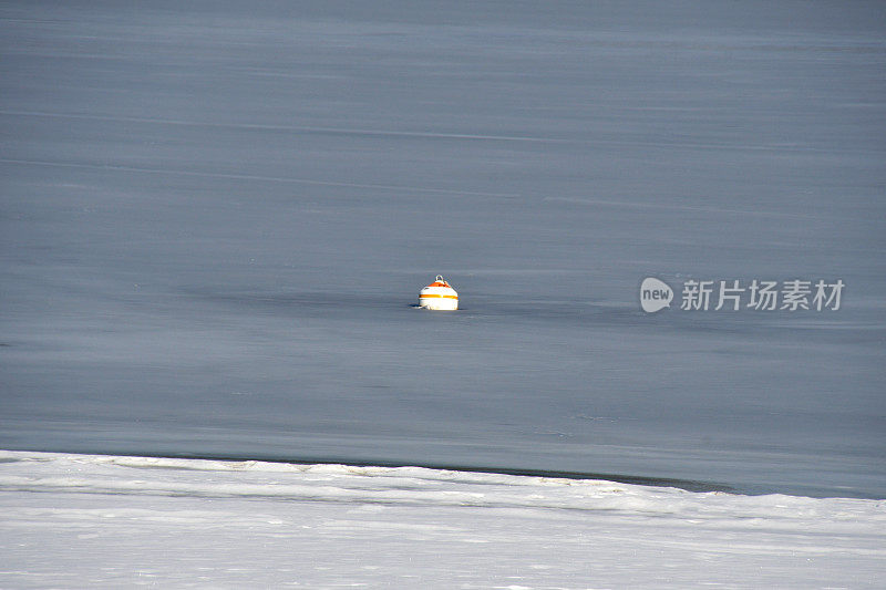 浮筒在冰上。